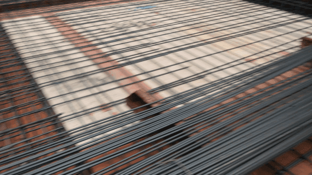 철근을 정리하는 건설 노동자