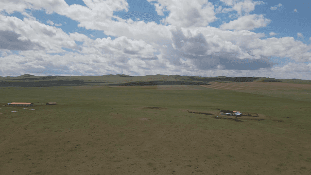 구름 낀 하늘 아래 넓은 평야