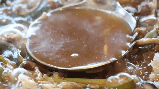 국자로 뜨는 전골 육수