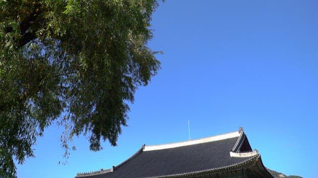 고요한 연못과 주변 나무가 있는 경복궁 경회루