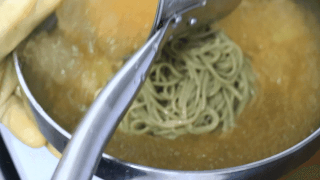 메밀면이 있는 그릇에 붓는 살얼음 육수