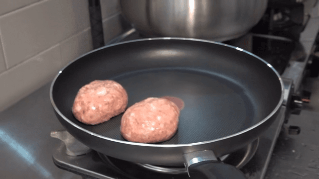 팬에서 조리되는 생고기 패티