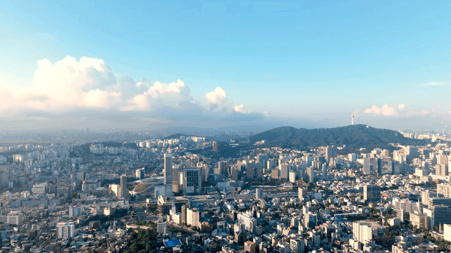 멀리 산이 보이는 도시 전경