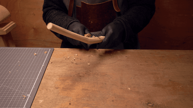 작업실에서 나무 조각