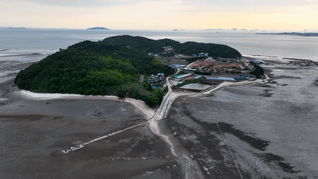 해질녘 고요한 바다 위의 작은 섬