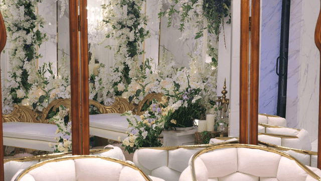 Decorated bridal waiting room with mirrors