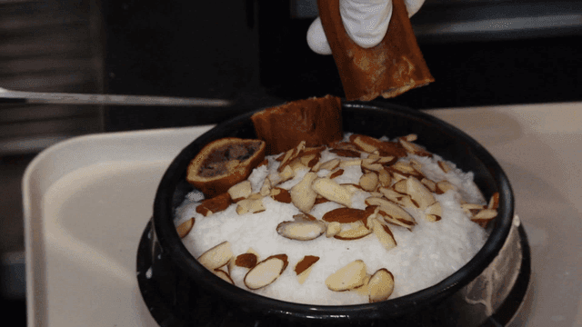 아몬드와 팥빵이 올라가는 뚝배기 빙수