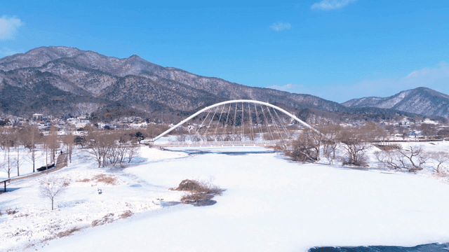 눈 덮인 겨울 강 위 다리