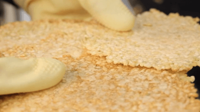 장갑 낀 손으로 들고있는 누룽지