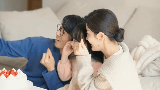 실내에서 케이크와 함께 포즈를 취하는 가족