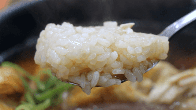 상황버섯 삼계탕의 찹쌀을 들어내는 숟가락