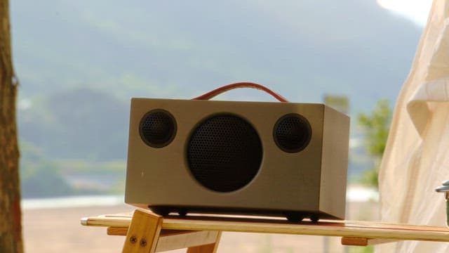 나무 테이블 위에 있는 휴대용 스피커