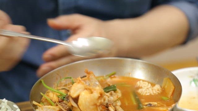 Person who soaks rice in Spicy shaggy sea raven stew