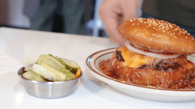 테이블 위의 버거와 피클