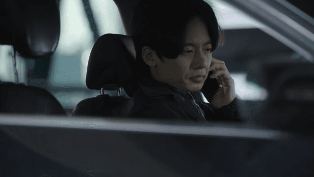 차 안에서 전화하다가 급히 내리는 남성