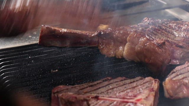 뜨거운 철판에서 맛있게 구워지는 스테이크