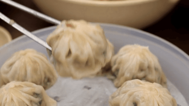 Steamed mandu being picked up with chopsticks