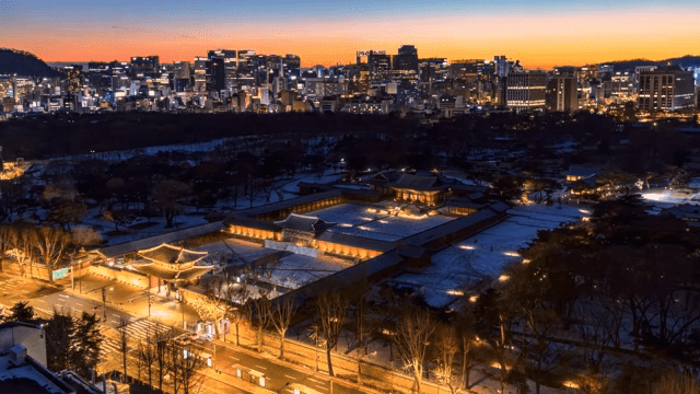 해질녘 도심 속 전통 한국 궁궐