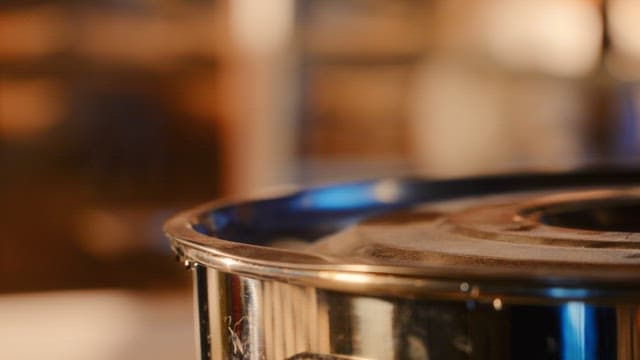 끓고 있는 금속냄비의 테두리