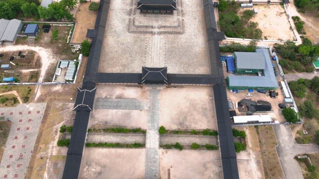 자연에 둘러싸인 한국 전통 궁궐