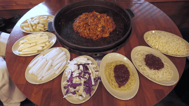 다양한 토핑과 함께 제공되는 닭갈비