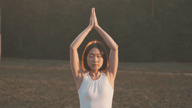 야외에서 요가를 하는 여성