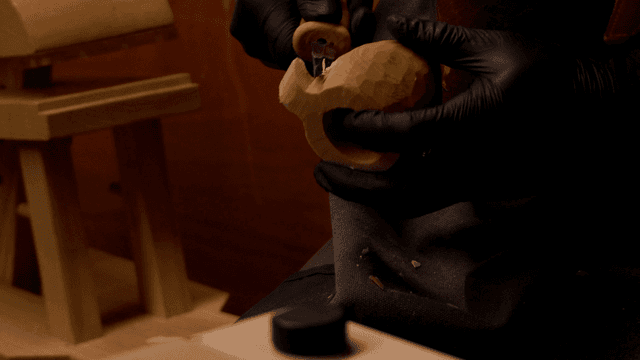 작업실에서 나무 조각