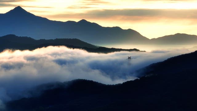 어두운 구름 사이로 비치는 햇빛