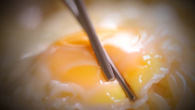 반숙 계란을 찢는 나무 젓가락