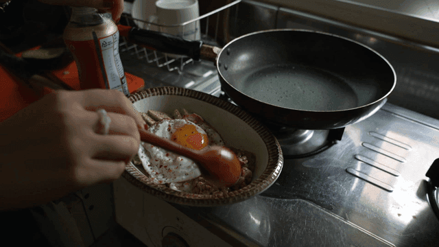 계란프라이와 낫토로 요리 준비