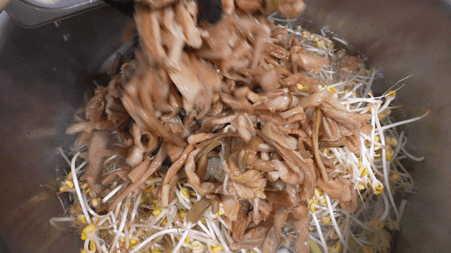 Boiling water receiving taro stems and bean sprouts in large pot