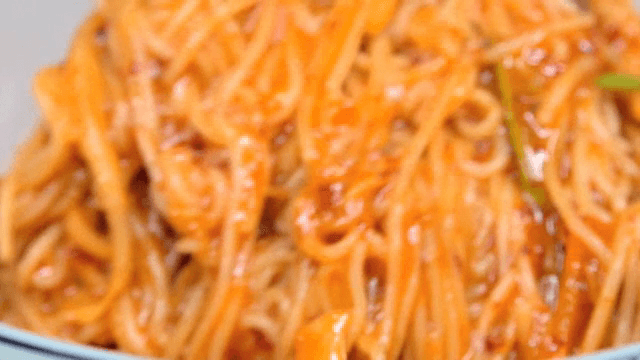 그릇에서 비벼지는 비빔국수