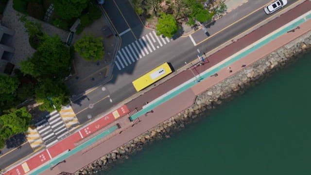 보행자와 차량이 있는 해안도로 풍경