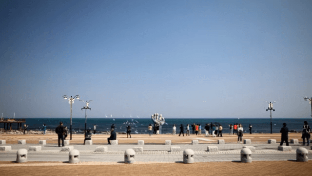 사람들이 해변 산책로를 즐기는 모습