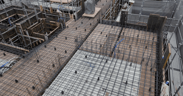 금속 구조물이 있는 건설 현장