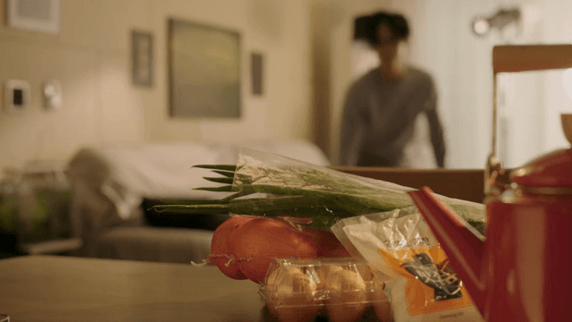 요리를 준비하려는 남성