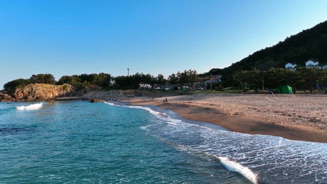 잔잔한 파도가 있는 고요한 해변