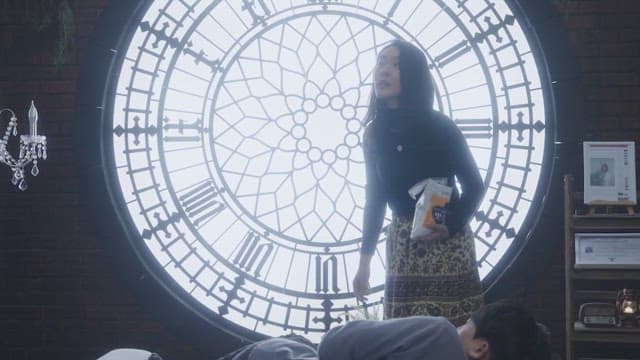 사람에게 소금을 뿌리며 퇴마를 시도하는 여자