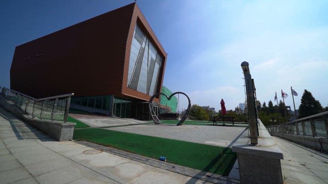 현대식 박물관 건물과 하트 조형물