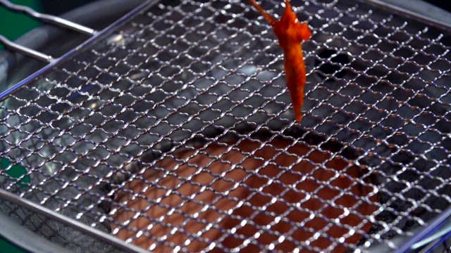 그릴 위에서 구워지는 쭈꾸미구이