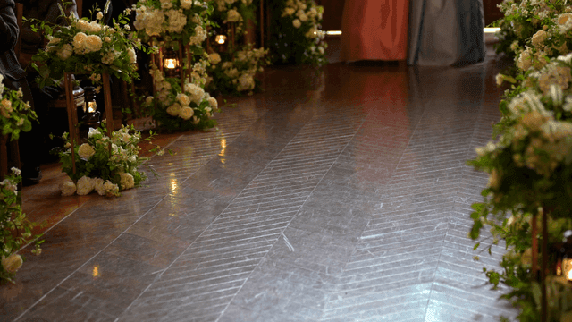 꽃과 랜턴으로 장식된 결혼식장 통로