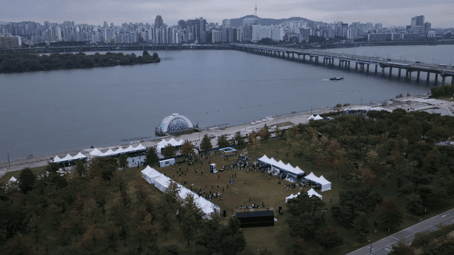 강변에서 열린 축제와 천막