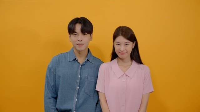 정면을 바라보며 다정하게 웃고 있는 두 남녀