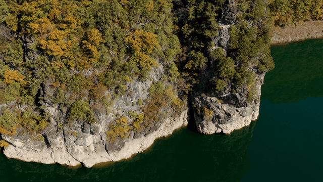 바위 절벽이 있는 고요한 강