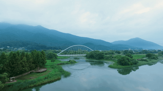 다리와 산이 있는 고요한 강