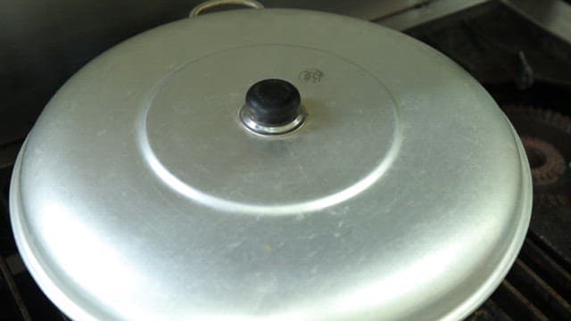 냄비에서 졸이고 있는 각종 생선이 들어있는 생선찜