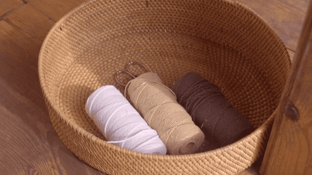 실과 가위가 담긴 바구니