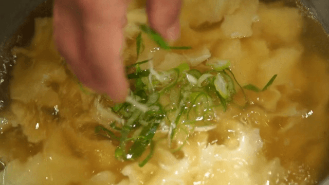 수제비에 파를 넣는 장면