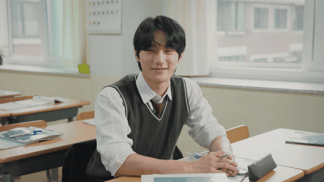 교실에서 공부하는 학생