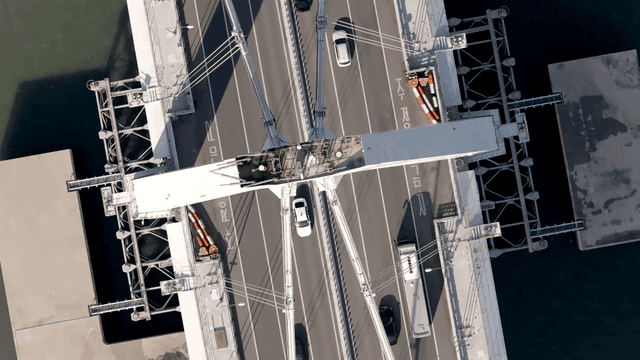 대형 현수교 위를 달리는 자동차들